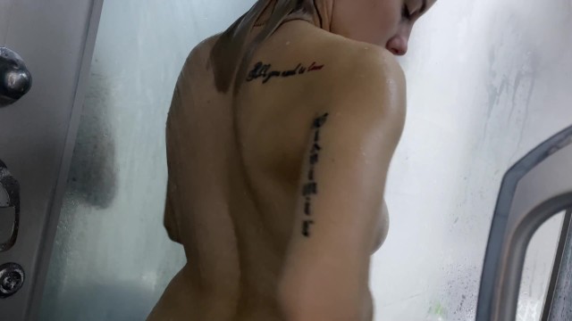 Gorące analne pieszczoty z samotnikiem pod prysznicem