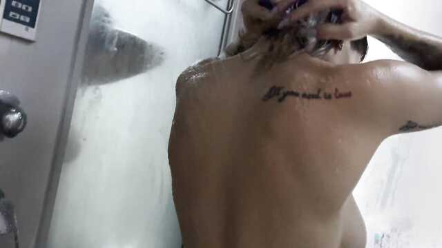 Gorące analne pieszczoty z samotnikiem pod prysznicem