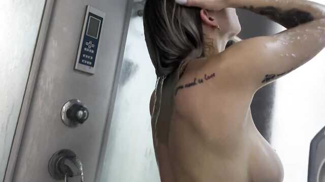 Gorące analne pieszczoty z samotnikiem pod prysznicem