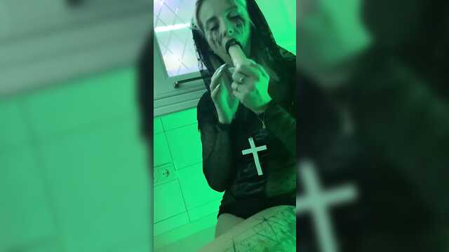 Надела костюм монашки и ебет себя самотыком