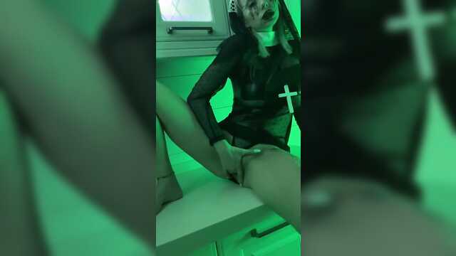 Надела костюм монашки и ебет себя самотыком