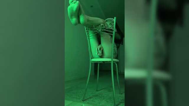 Надела костюм монашки и ебет себя самотыком