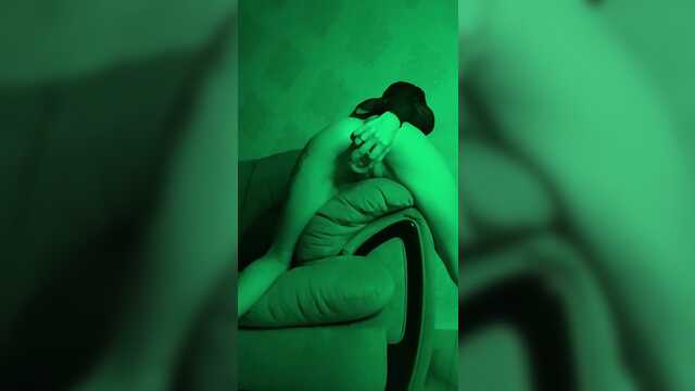 Надела костюм монашки и ебет себя самотыком