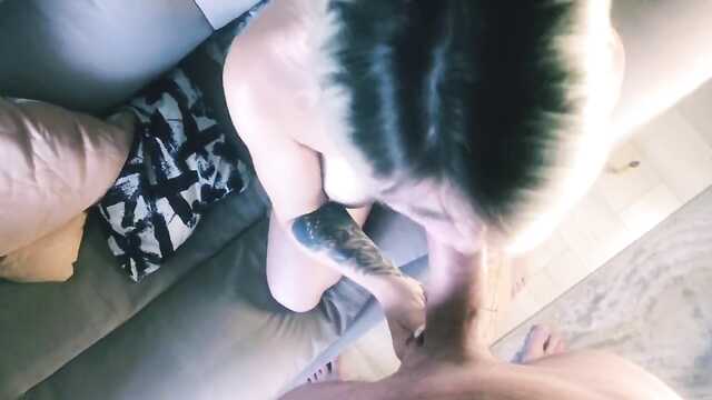 Мучает жопу дилдаком и сосет своему мужику хуй