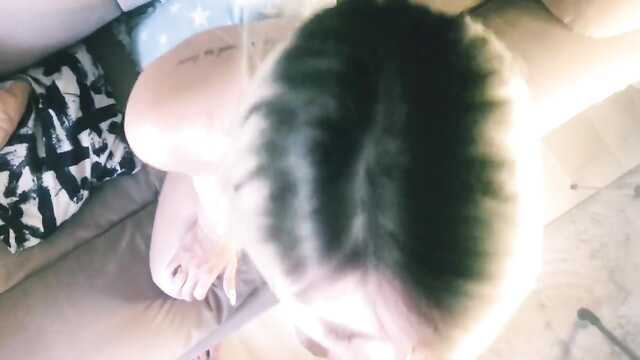 Мучает жопу дилдаком и сосет своему мужику хуй