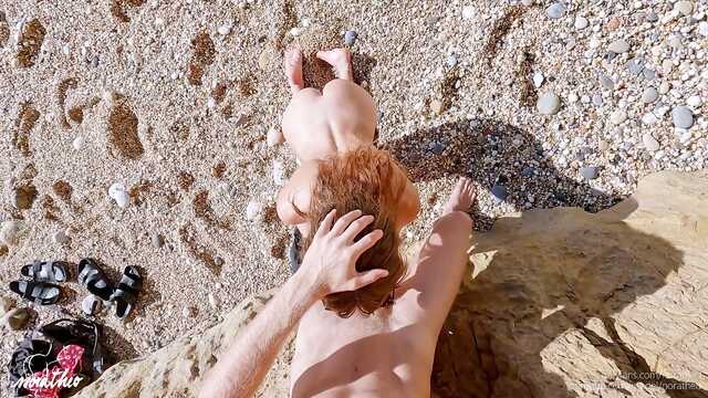 Пристрасно їбе соковиту письку у скелястого берега