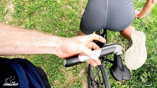 Interrompi o passeio de bicicleta para sentir a pila dentro de mim.