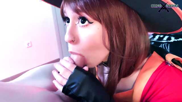 Fashionistka w kapeluszu mocno wali konia i daje swojemu chłopakowi