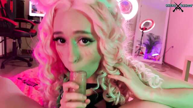 Blonde adolescent fille suce la bite en claquant