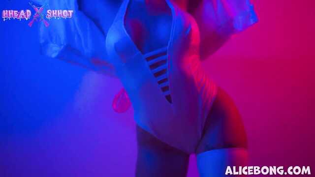 Elle a baisé la chatte avec un dildak et a laissé une bite là-bas