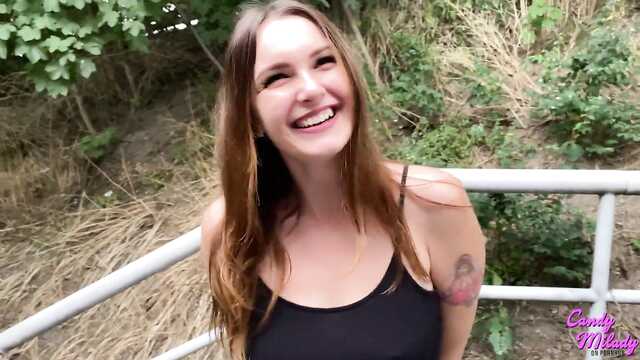 Pokazała cycki w miejscu publicznym i została wyruchana