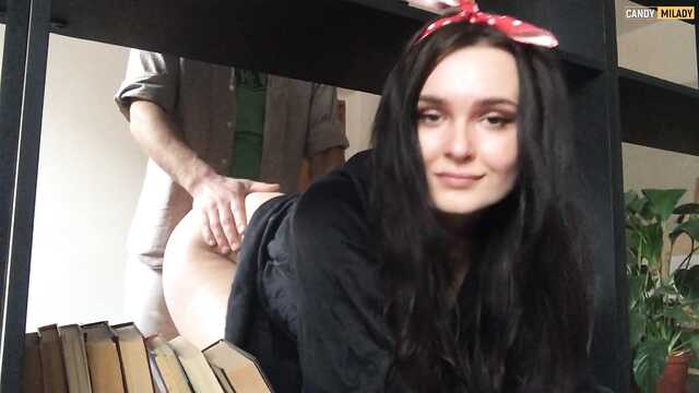 Fick ein festsitzendes Mädchen in einer Position von Krebs