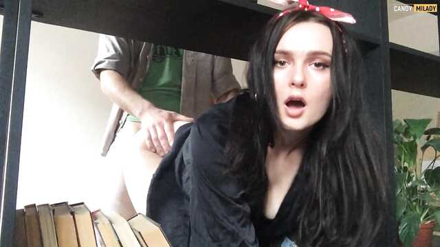 Fick ein festsitzendes Mädchen in einer Position von Krebs