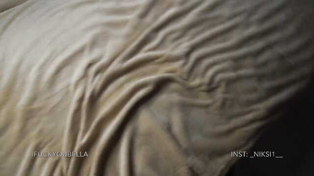 Chamou uma jovem escolta bonita e deu-lhe uma presa