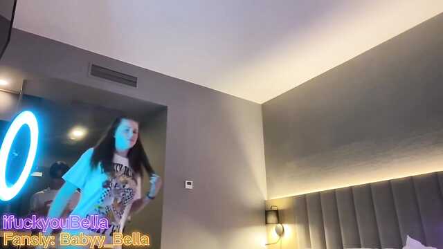 Вебкамщица получила 6000 токенов за трах на камеру