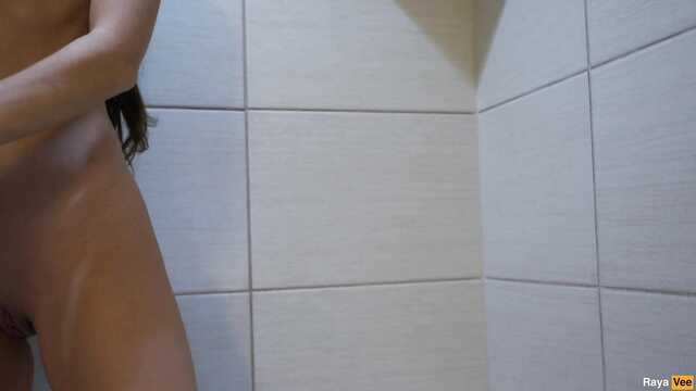 Женская мастурбация в душе (сладкая писька красотки)