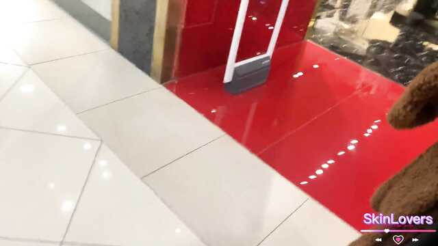 W toalecie restauracji dmuchnął rozpaczliwej dziób