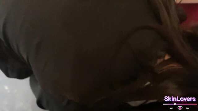 W toalecie restauracji dmuchnął rozpaczliwej dziób