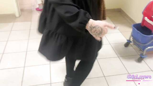 W toalecie restauracji dmuchnął rozpaczliwej dziób