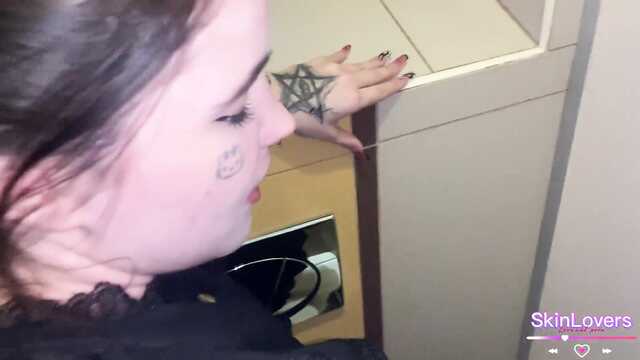 W toalecie restauracji dmuchnął rozpaczliwej dziób