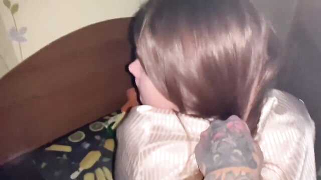 Das Mädchen wollte einen harten fick in den Arsch