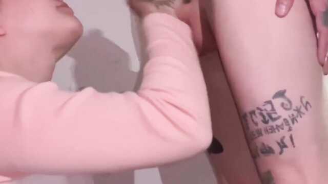 Застенчивый мальчик сосет и получает кончу на лицо.