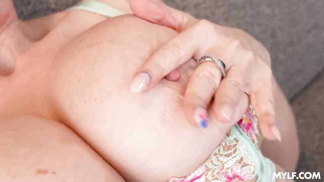 Зрелка с массивными дойками резво скачет на члене