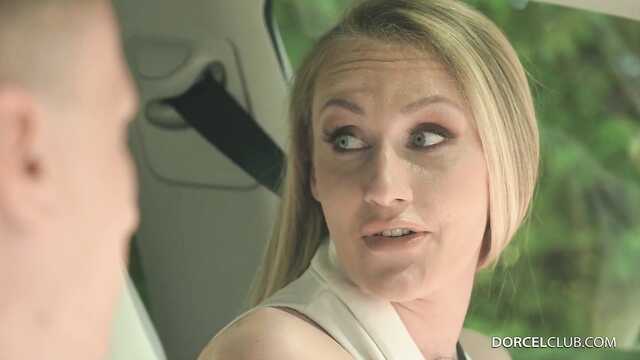 Na estrada do campo, foderam uma cadela chique juntos.