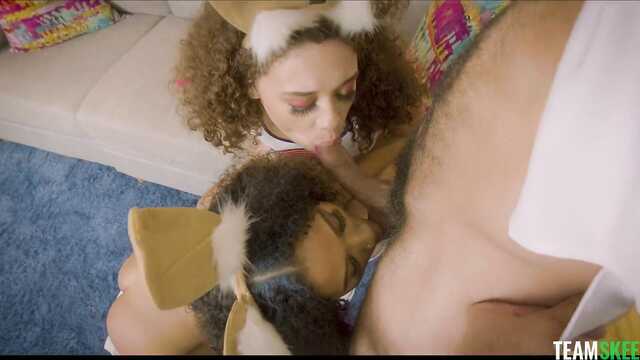 Жаттықтырушы екі апалы сіңлілі волейболшыларды жақсы пердолит етеді