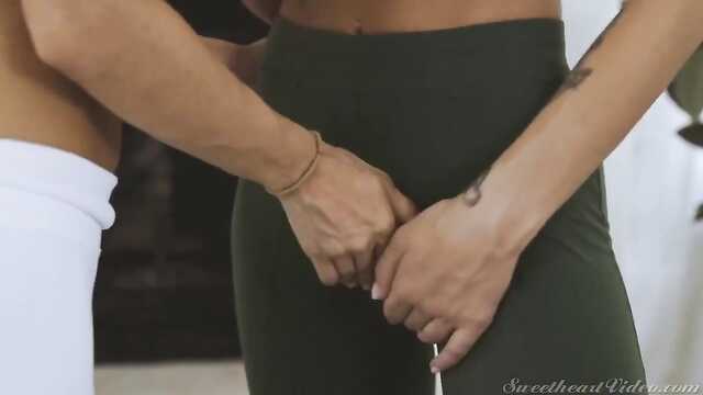 Trenerka wie, jak prawidłowo Lizać Cipkę sportowca