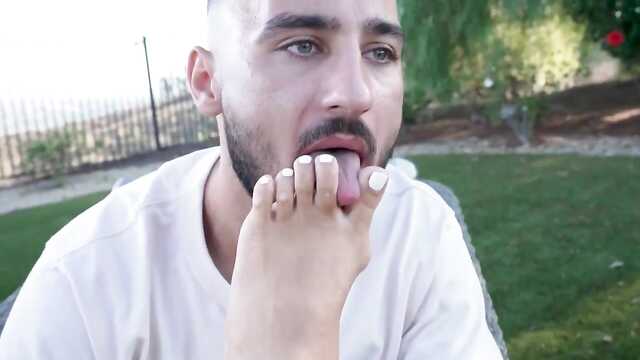 Милфа выпила чая и соблазнила фетишиста