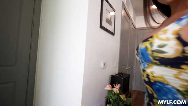 Busty uczy jak prawidłowo masturbować kutasa