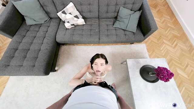 Екі құрбы қыз бір жігіттен жалауын өтінді