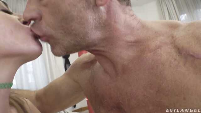 Hombre durante el casting se unió a dos lesbianas