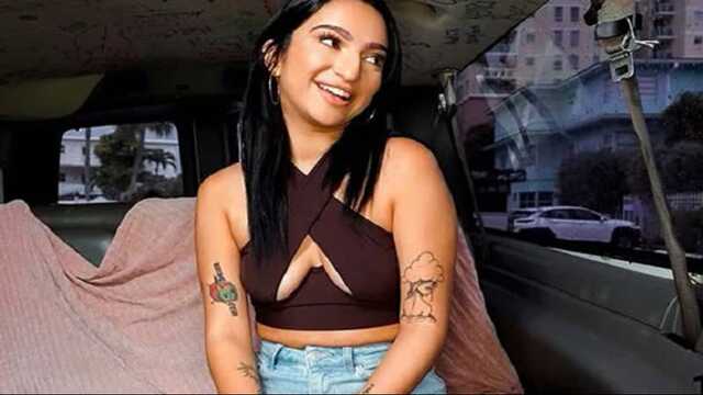 Тупо снял на улице брюнетку и тут же ебёт в авто