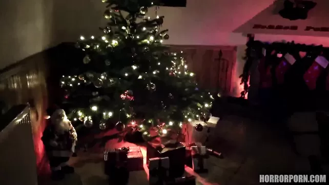 Papai Noel malvado rasga os buracos das namoradas