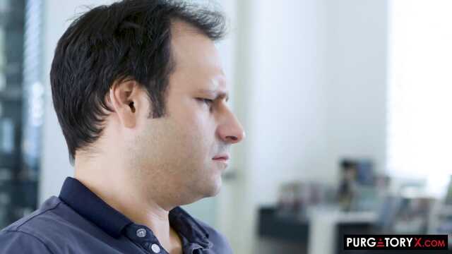 Przy mężu niepełnosprawnym suka żarliwie pieści kutasa jebanego