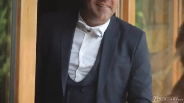 Өзінің сүйіктісін саяжайға алып келді және оны бағбанмен бөлісті