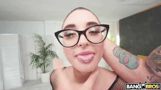 Даёт ебать свою роскошную задницу в масле