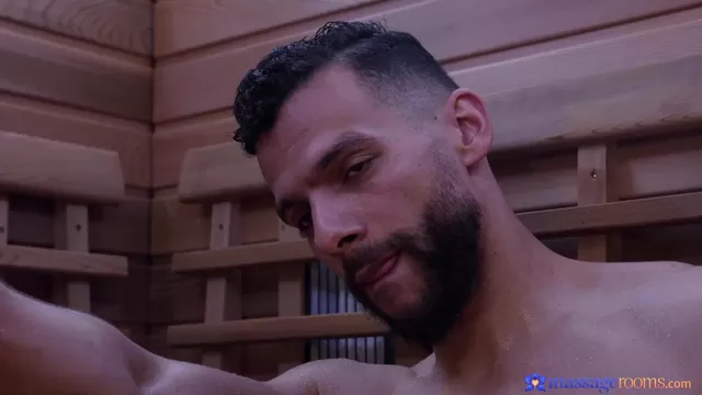 Ол кискасымен ер адамның бетіне отырды