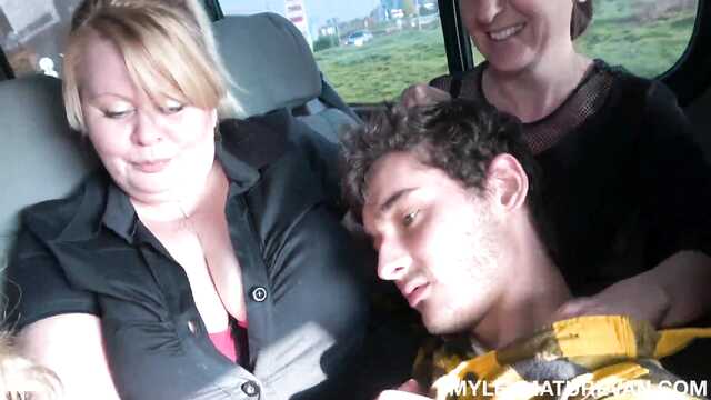 Пышные зрелки затащили пацана в авто и развели на еблю