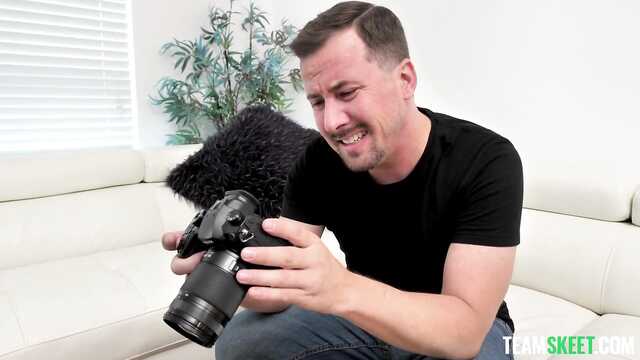 Наделал фоток с грудастой шлюхой и она согласилась трахнуться