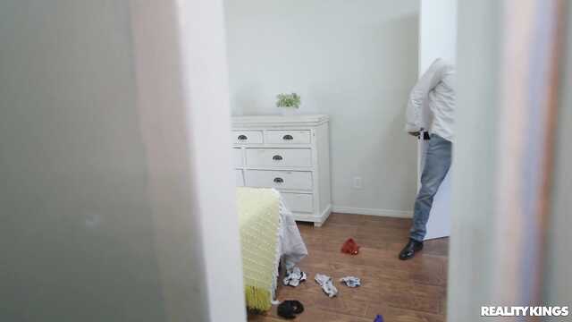 Добрался до волосатой пизды китайской падчерицы