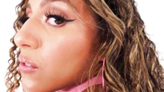 Мокренькая сучка резво жарится в попец