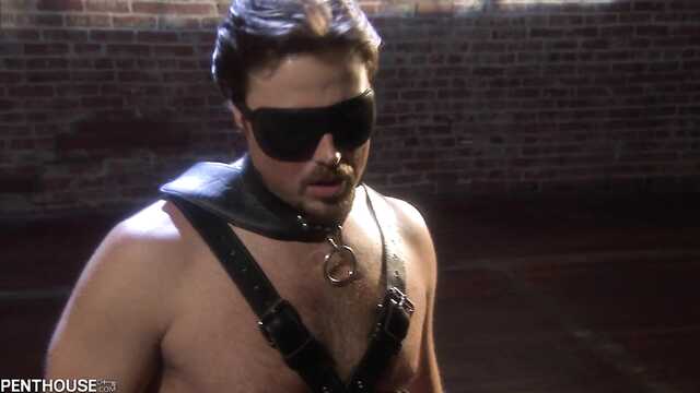 Мистресса с большими дойками сексуально наказывает раба