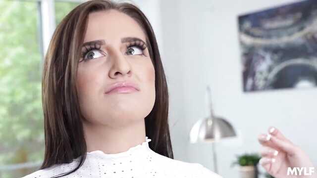 Посчастливилось трахнуть мачеху и падцерицу