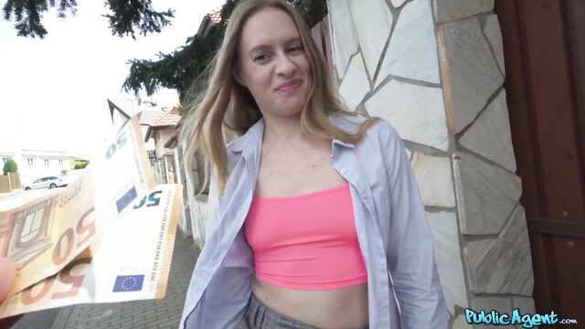 Трахнул в садовом сарае первую попавшуюся суку