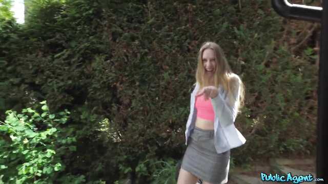 Трахнул в садовом сарае первую попавшуюся суку