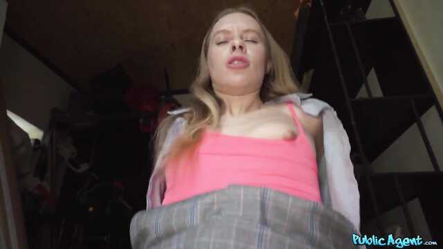 Трахнул в садовом сарае первую попавшуюся суку