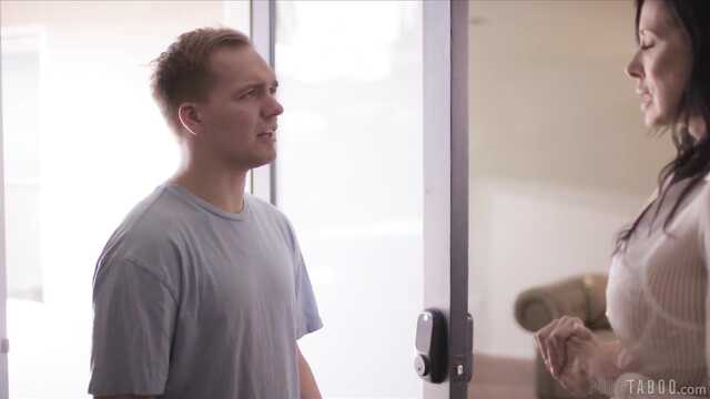 Чтобы мамка не страдала от скуки, ее нужно выебать